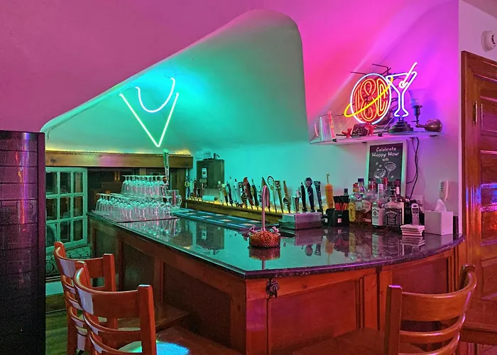 Mike & Allen\'S Place On The Park_3